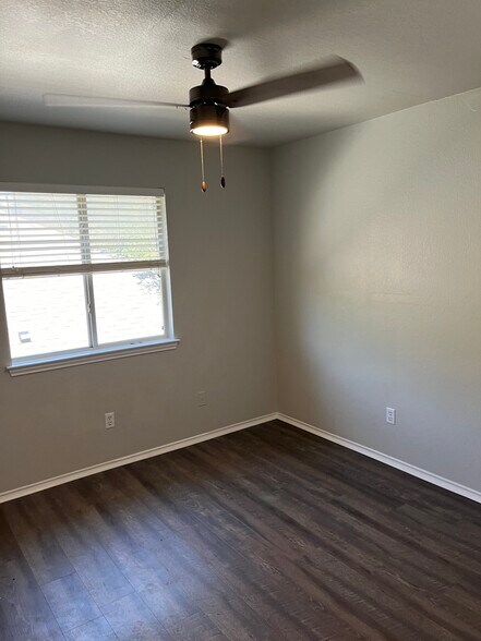 Building Photo - 905 Double File Cv