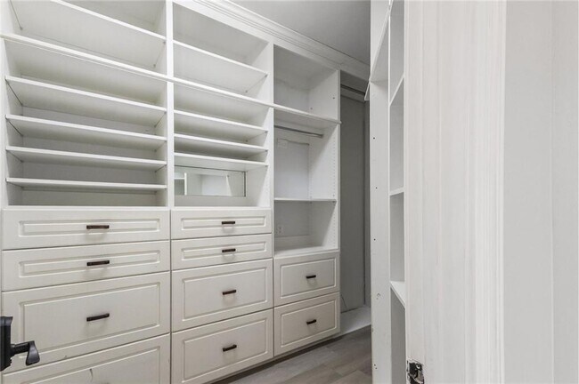 Building Photo - 2910 Emerald Dr
