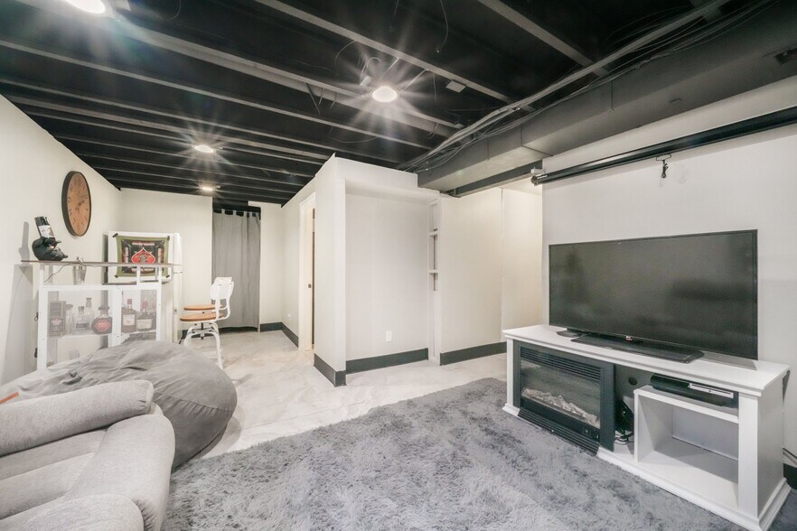 Building Photo - 6710 Camino Del Rey