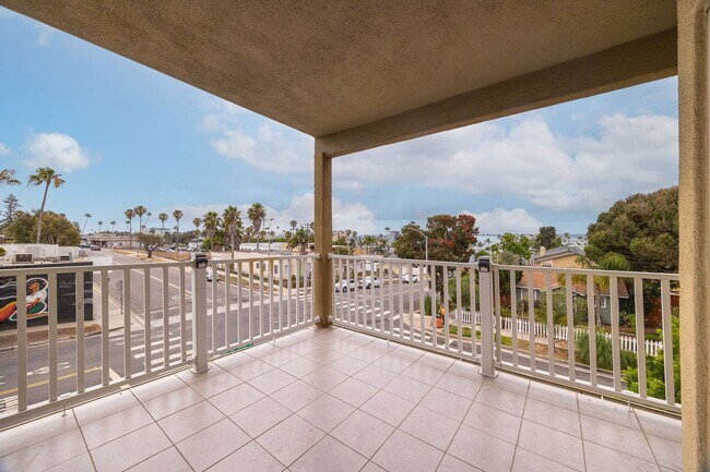 Building Photo - Gorgeous 3rd Floor Corner Unit in Summit Village Condominiums!