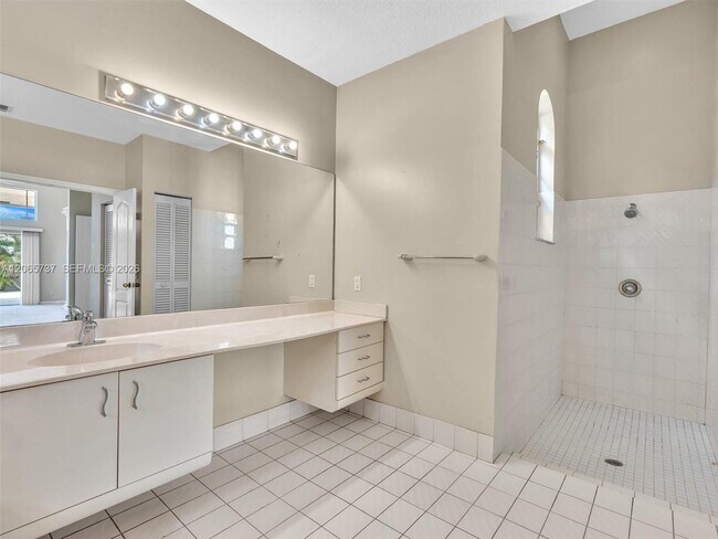 Building Photo - 11335 Lakeshore Dr