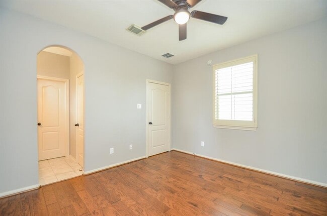 Building Photo - 42 N Knights Crossing Dr