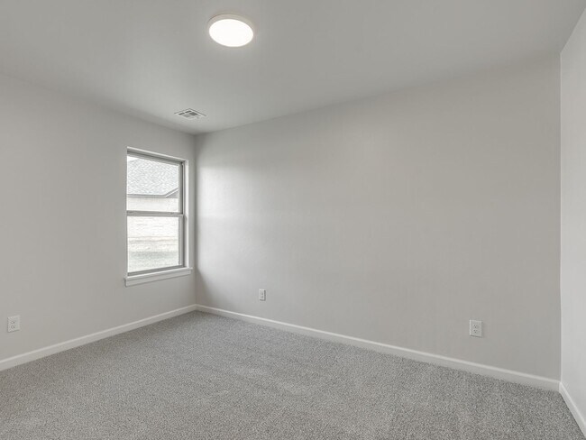 Building Photo - New Home In Yukon!