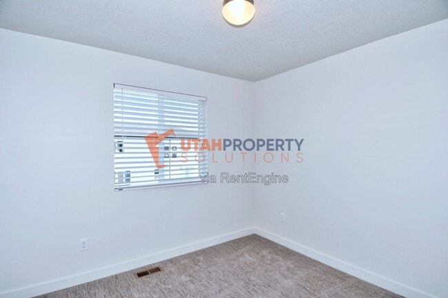 Building Photo - 1047 W 400 S