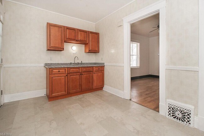 Building Photo - 1312 W 91st St