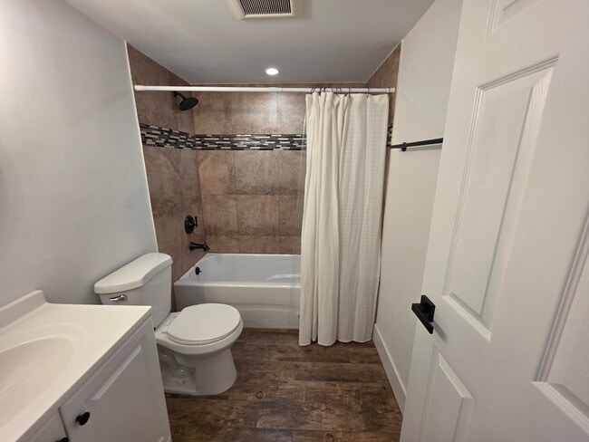 Building Photo - 209 Foxtail Dr