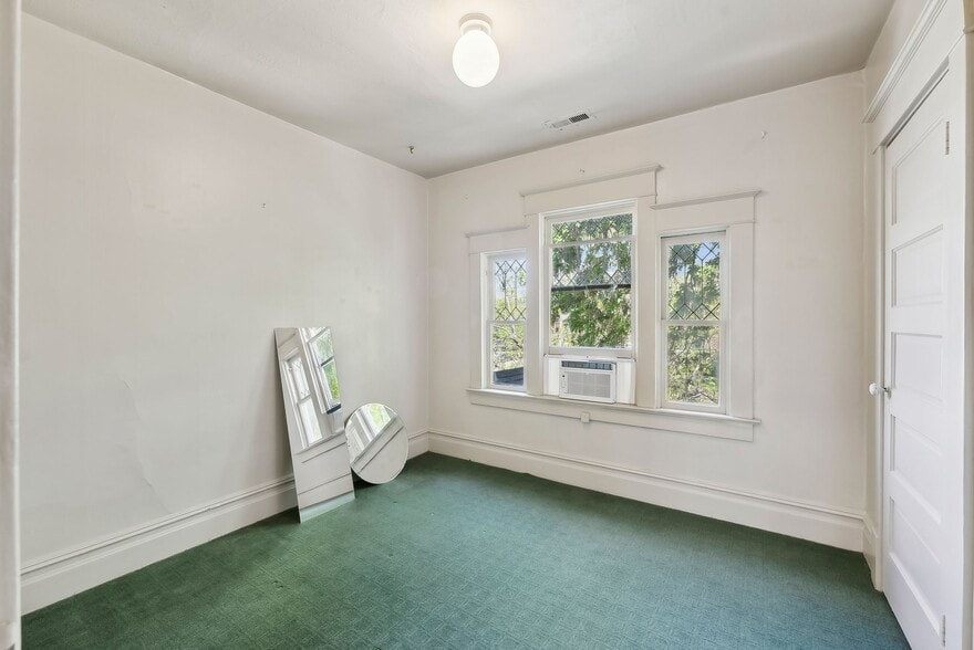 Building Photo - 1004 E 200 S