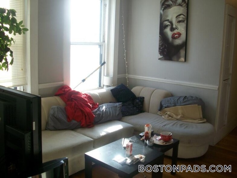 Building Photo - 447 Park Dr