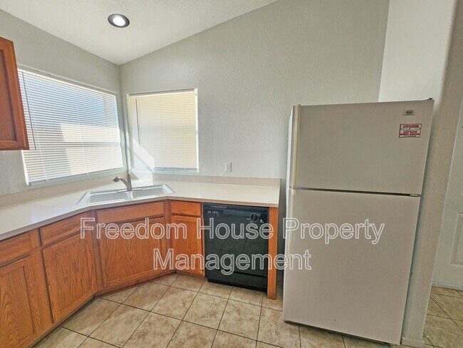 Building Photo - 2321 E Calvada Blvd