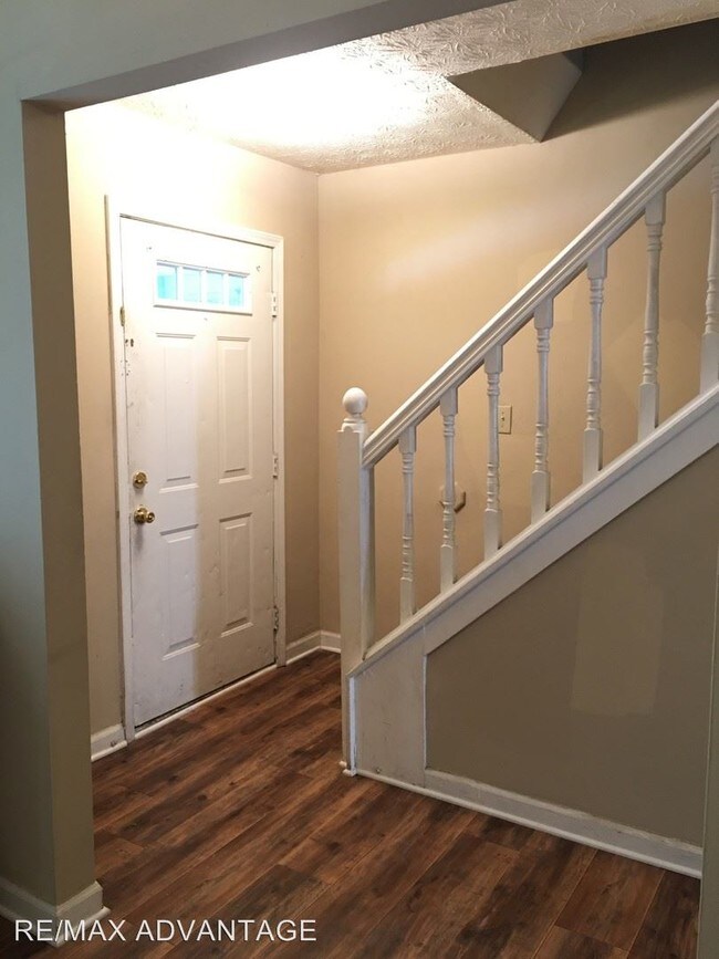 Building Photo - 2488 Robinhood Dr