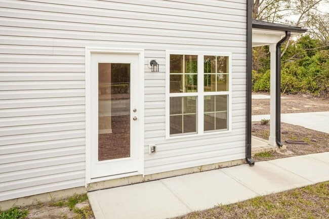 Building Photo - Three Bedroom Home!