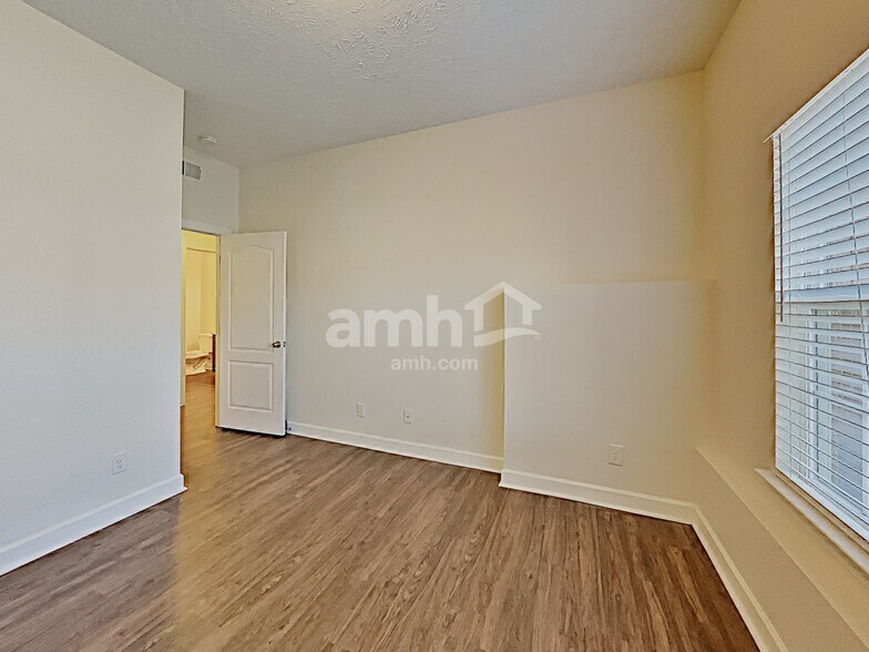 Building Photo - 1409 Napa Pt W