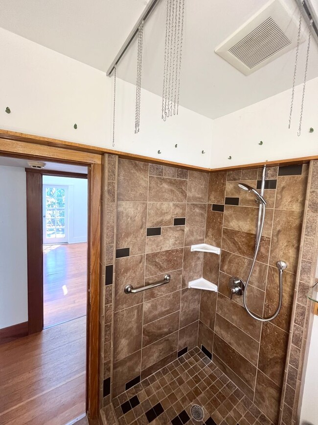 Building Photo - Bernal Heights Garden Cottage - Pet Friendly!