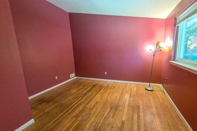 Building Photo - 305 Hillsboro Dr
