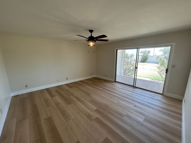 Building Photo - 985 E Campina Ln