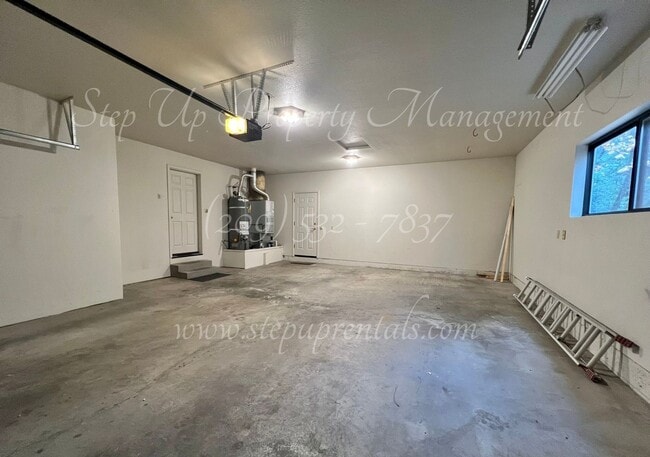 Building Photo - Cozy and Charming 3 Bedroom 2 Bathroom in ...