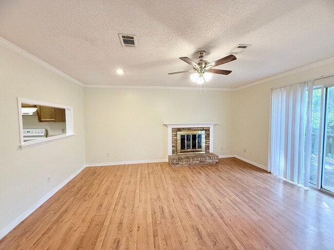 Building Photo - 2 Bedroom Townhome Near Scenic Hills
