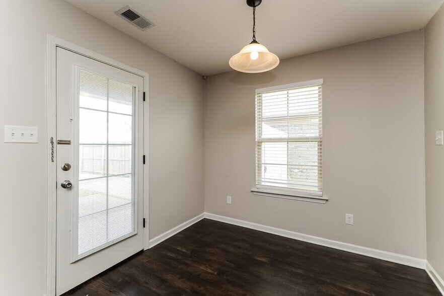 Building Photo - 1074 Darren Cir E