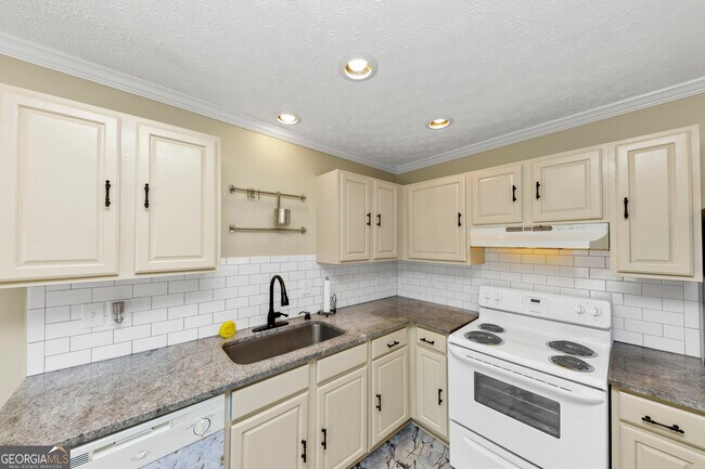 Building Photo - 1810 Evans Dr SW