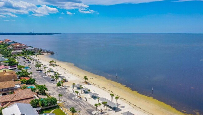 Building Photo - Beautiful 2 bed, 2 updated baths home in the sought-after boating community of Gulf Harbors.