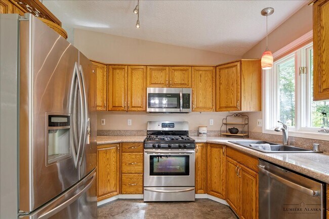 Building Photo - Beautiful 4 Bedroom 2 Bathroom House!