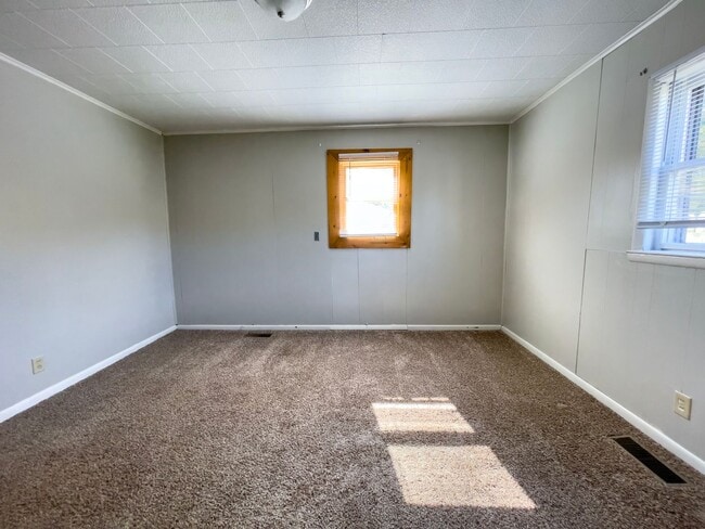 Building Photo - Recently Renovated