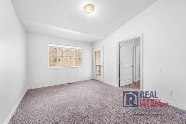 Building Photo - 3 bedroom 2 Bath Townhouse - 1 Car Garage