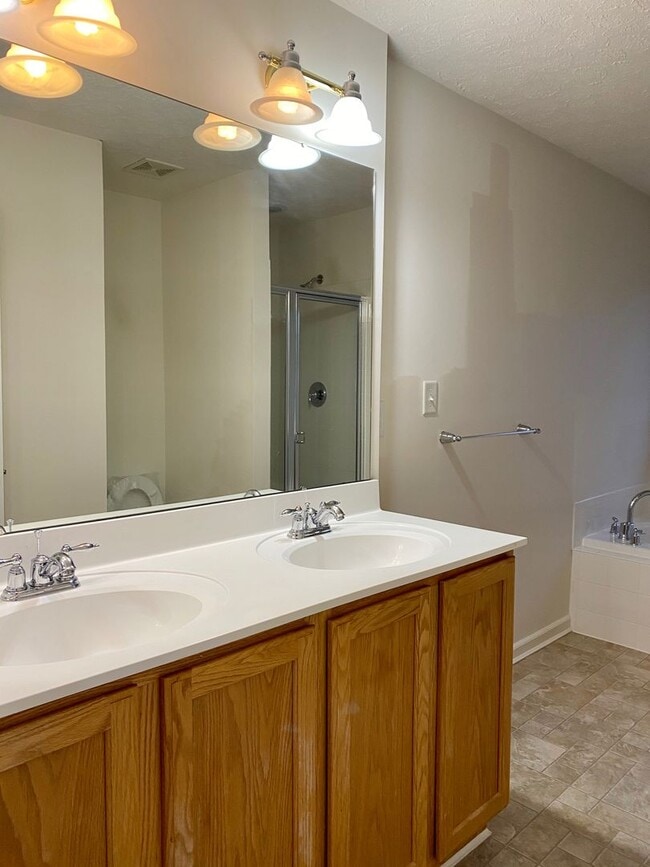 Building Photo - Charming 4 Bedroom/2.5 Bathroom in White M...
