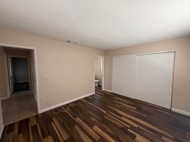 Building Photo - Duplex! 2 bedrooms 2 bathrooms