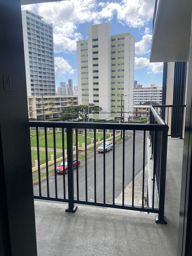 Building Photo - 2 bed, 1 bath, located on 4th floor. Inclu...