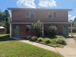 Building Photo - This fully updated 2-bedroom, 1.5-bath uni...
