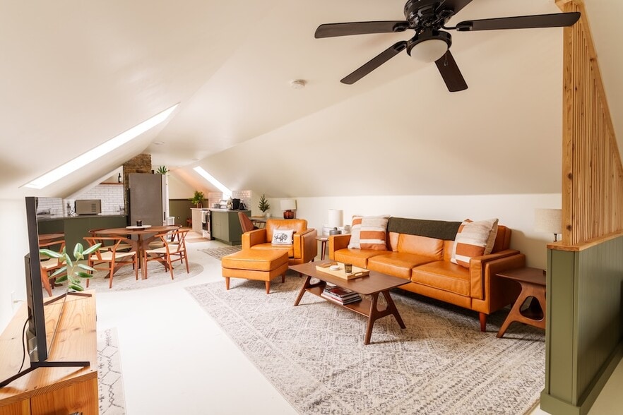 Building Photo - 824 5th St NE