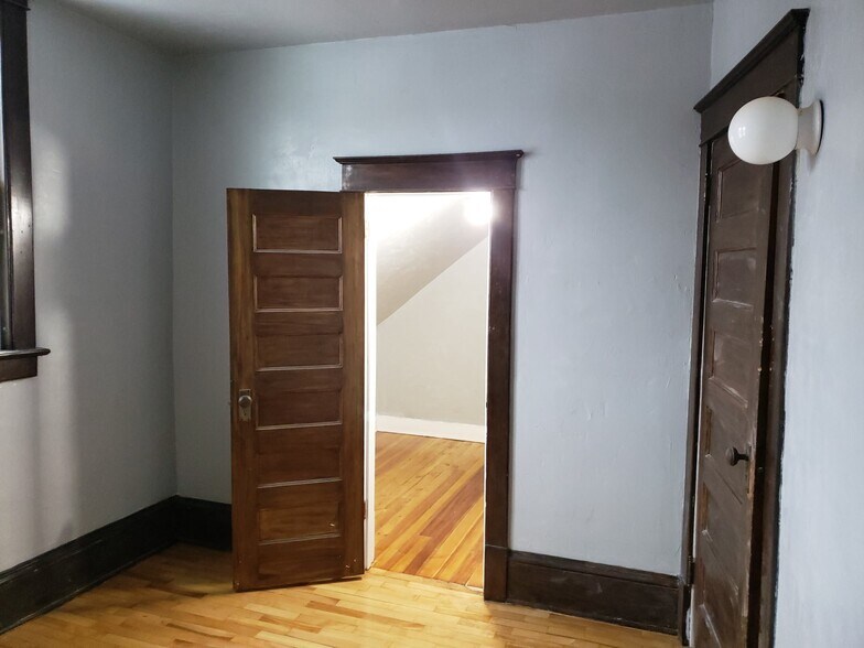 Building Photo - 915 N Clark St