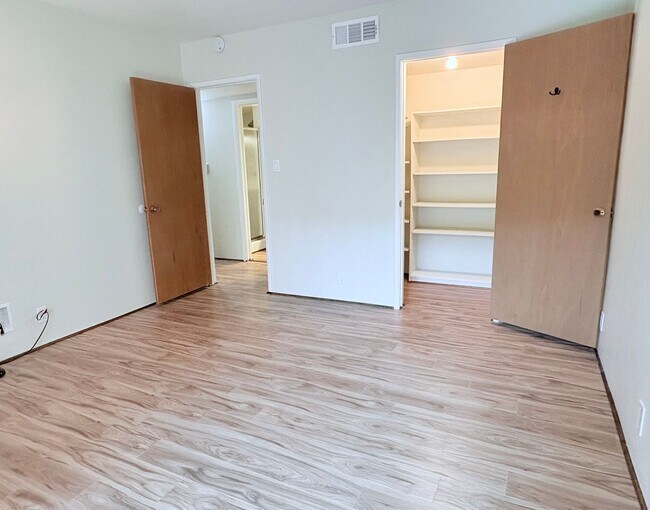 Building Photo - Lovely 2 Bedroom and 2 Bathroom Condo w/ D...