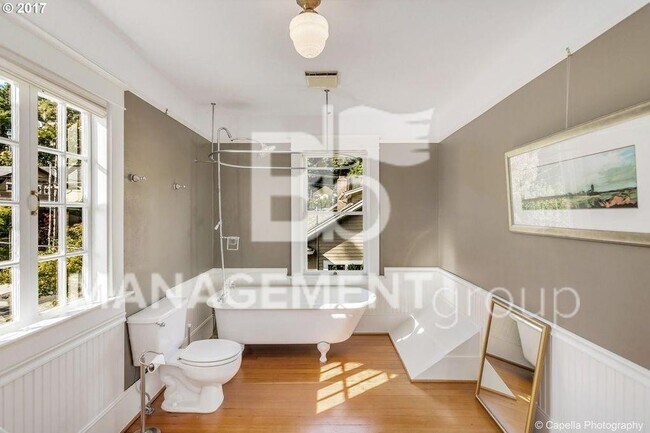 Building Photo - Johns Landing - Charming Home Near Downtown Portland. Large Gourmet Kitchen!