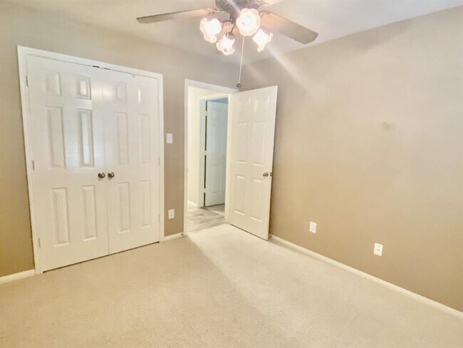 Building Photo - 7807 Highland Glen Dr