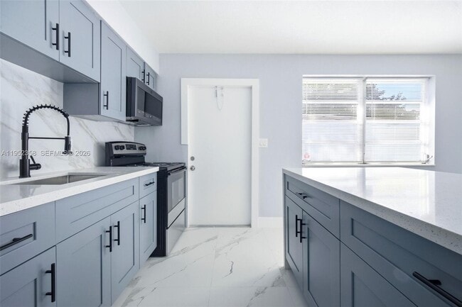 Building Photo - 2440 Hayes St