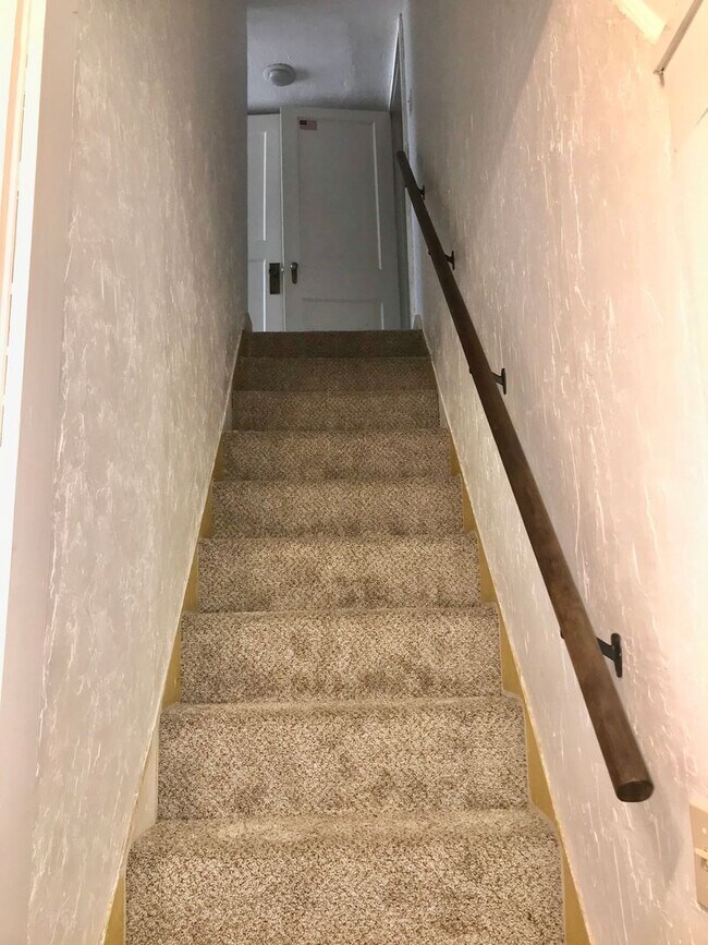 Building Photo - 4 Bedroom, 2 Bath in Sunset Terrace!