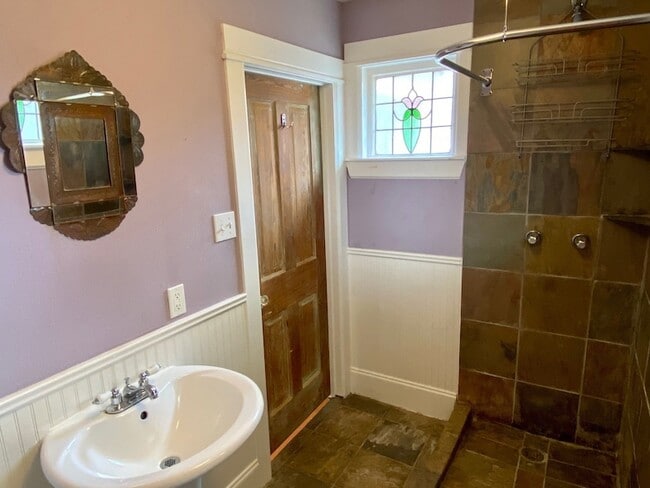 Building Photo - 1209 1/2 Cortlandt Street Unit