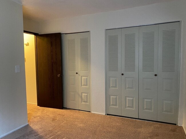 Building Photo - One Bedroom Condo In Sunpointe Condominiums.