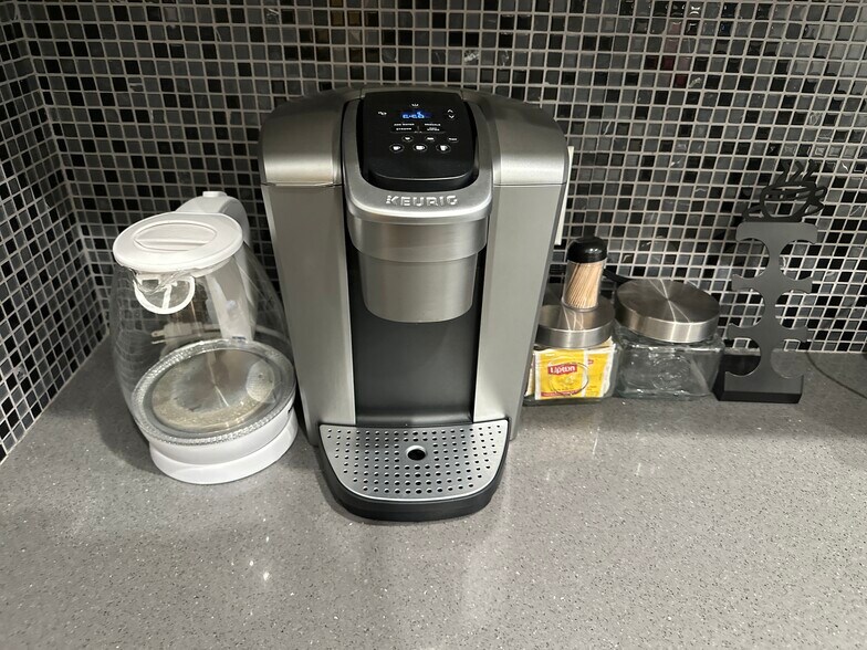 Building Photo - 1416 S Crest Dr