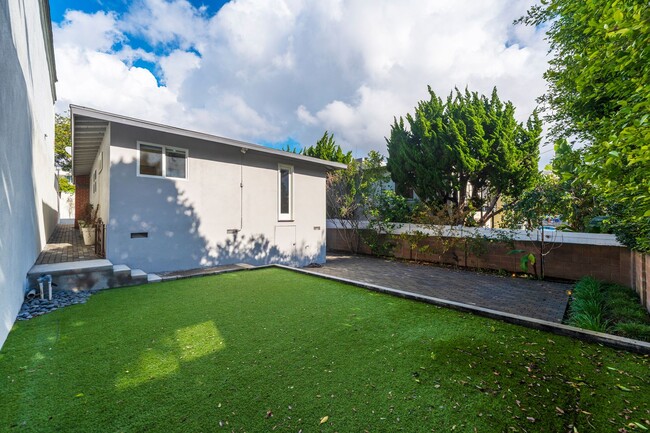 Building Photo - Private and Comfy Manhattan Beach Home