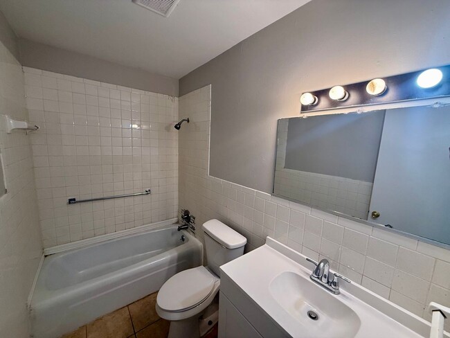 Building Photo - 2017 Fairfield Dr