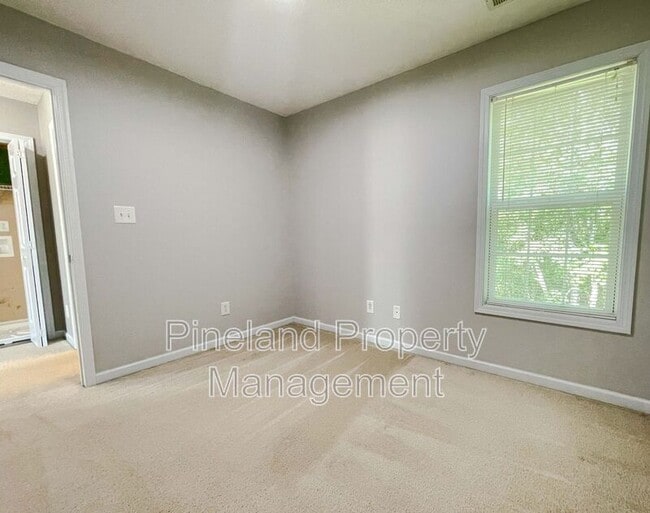 Building Photo - 395 Americana Dr