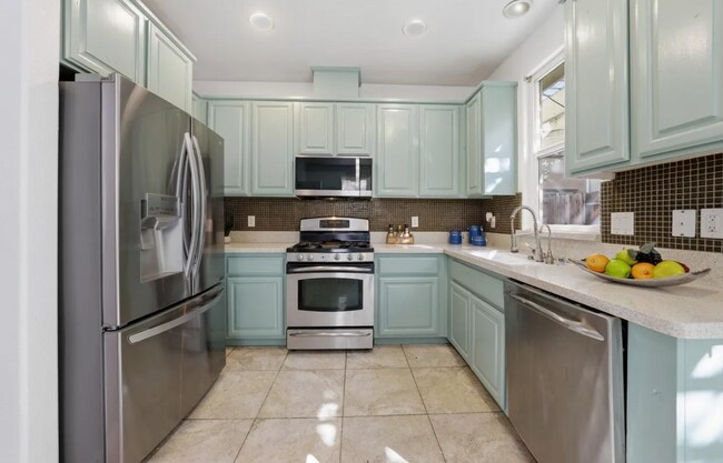 Building Photo - Amazing 3/2.5 N. Natomas!  Beautiful.  Please read full add below for details.