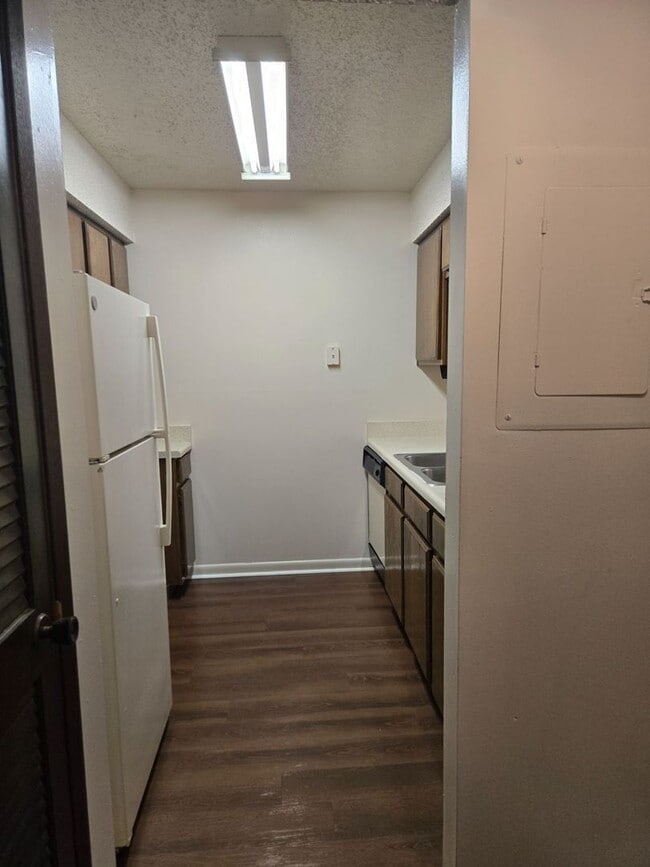 Building Photo - 1 Bedroom, 1.5 Bath Townhouse