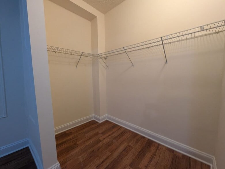 Building Photo - 5417 N Kenmore Ave