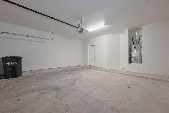 Building Photo - 16360 Oakside Hollow Ln