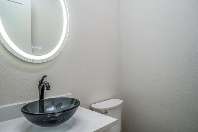 Building Photo - Luxury 3 bedroom, 3.5 Bath, 2 Car Garage Townhome