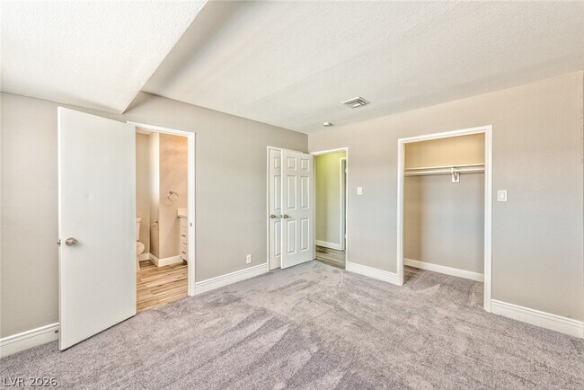 Building Photo - 4421 Hillcrest Ave